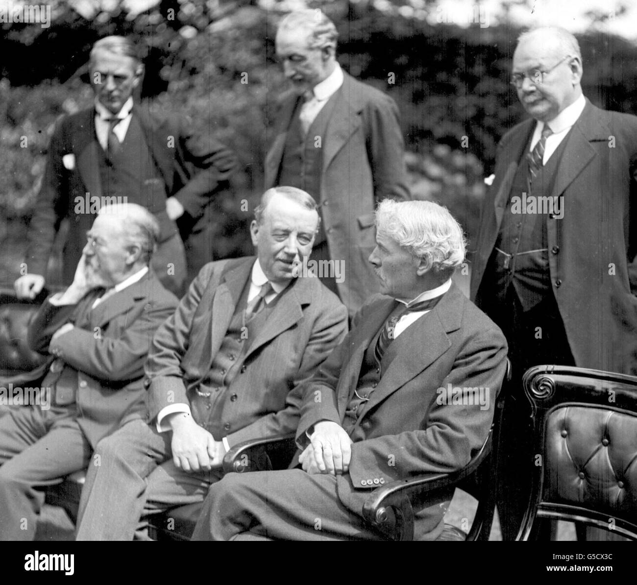 Le premier ministre Ramsay MacDonald (à gauche) parle à Arthur Henderson, membre du dernier cabinet du gouvernement minoritaire. Banque D'Images