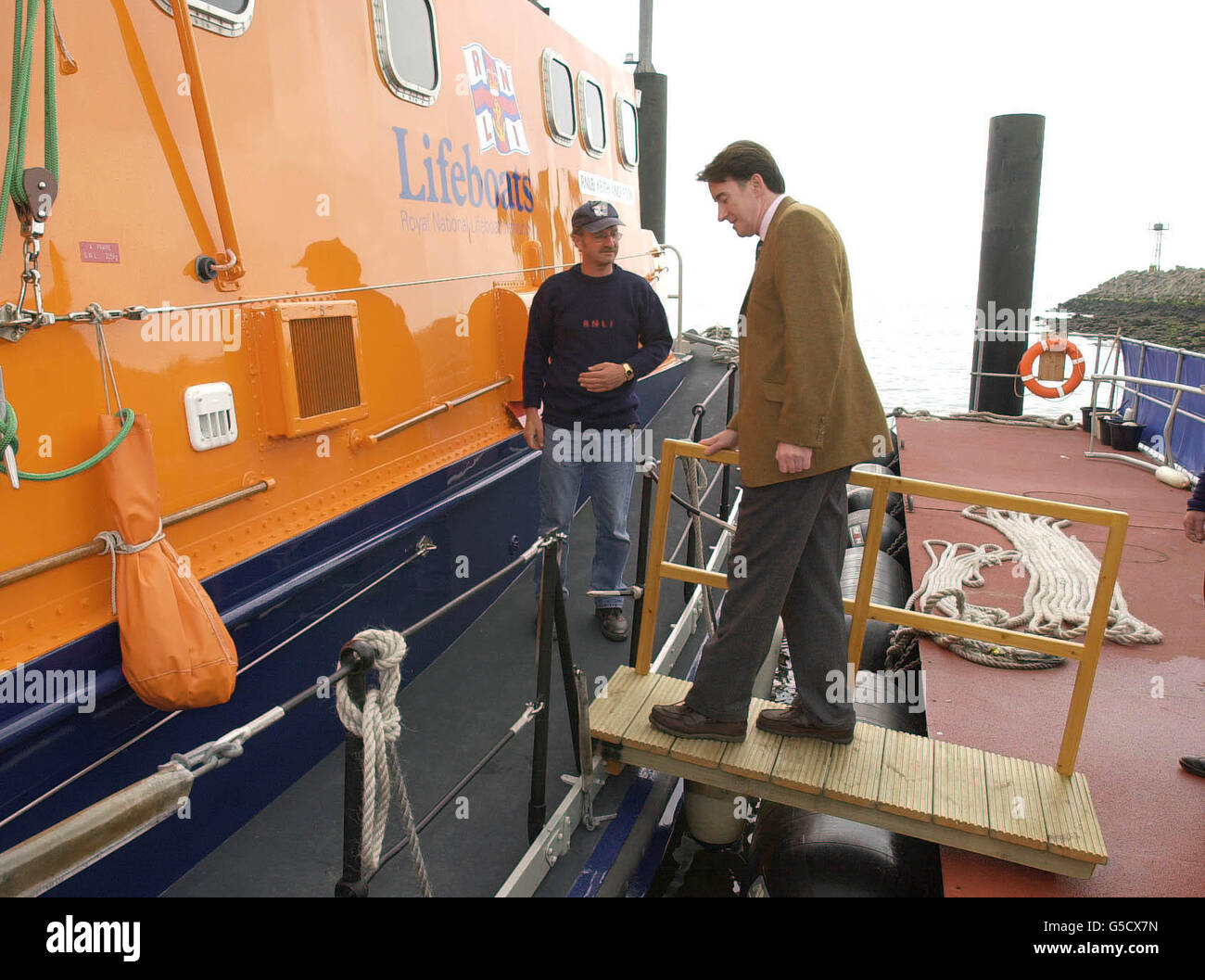 L'ancien secrétaire d'Irlande du Nord Peter Mandelson traverse la gangplank pour rejoindre le bateau de sauvetage Hartlepool tout en faisant campagne dans sa circonscription avant l'élection générale du 7 juin.* M. Mandelson a démissionné plus tôt cette année à la suite d'allégations concernant son implication dans les demandes de passeport des frères hindous controversés.Une enquête officielle de Sir Anthony Hammond l'a plus tard libéré de toute irrégularité. Banque D'Images