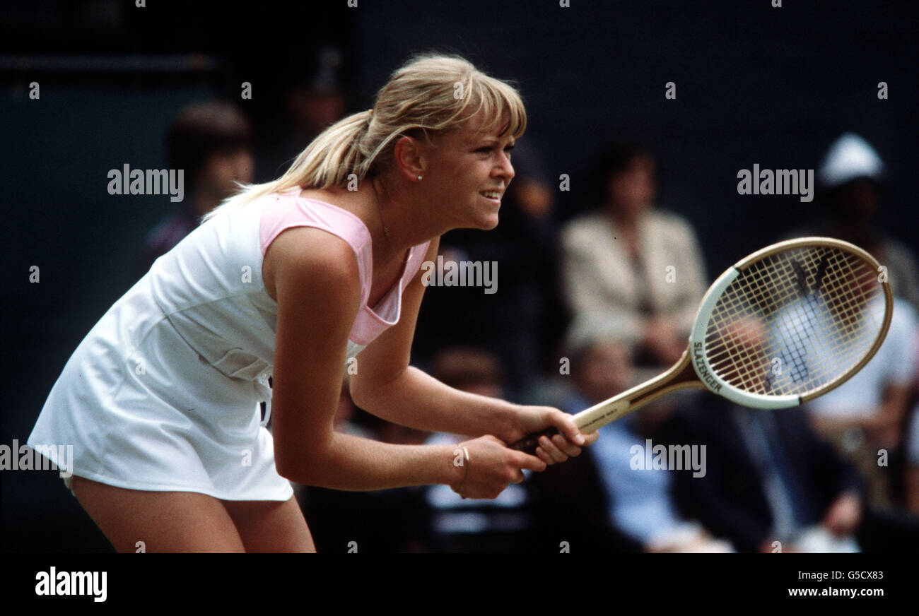 SUE BARKER 1980 : une photo d'action de Mlle Sue Barker, une des graines britanniques, lors des championnats de tennis de Wimbledon Lawn 1980. Banque D'Images