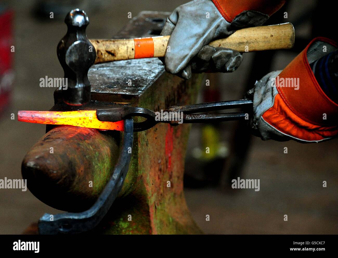 L'un des 75 forgerons travaillant sur une nouvelle sculpture, s'inspirant de l'histoire du travail des métaux, à l'endroit où Abraham Darby a d'abord fondu le coke pour faire du fer, à la ville victorienne de Blistes Hill, Ironbridge. Banque D'Images