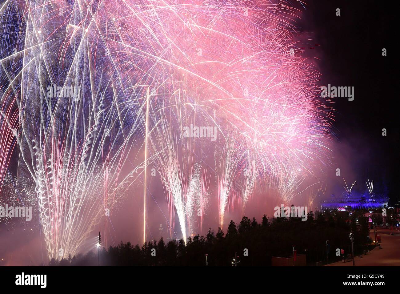 Feu d'artifice lors de la cérémonie d'ouverture des Jeux Olympiques de Londres 2012 au stade olympique de Londres. Banque D'Images