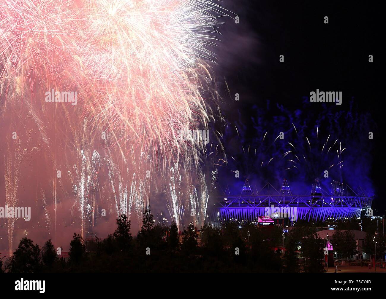 Feu d'artifice lors de la cérémonie d'ouverture des Jeux Olympiques de Londres 2012 au stade olympique de Londres. Banque D'Images