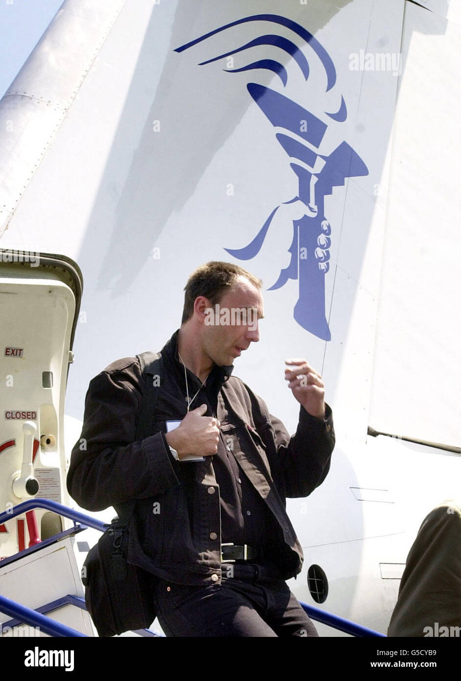 Journaliste will Self débarque du parti conservateur 'Battle plane' à Helston, Cornwall pour couvrir la visite de William Hague dans la région.Self a écrit au sujet de son expérience de la prise de drogue dans l'avion de l'ancien premier ministre conservateur John Major au cours de la dernière élection.* M. Self est en rapport sur la campagne de la Haye pour le programme d'aujourd'hui de la BBC radio 4. Banque D'Images