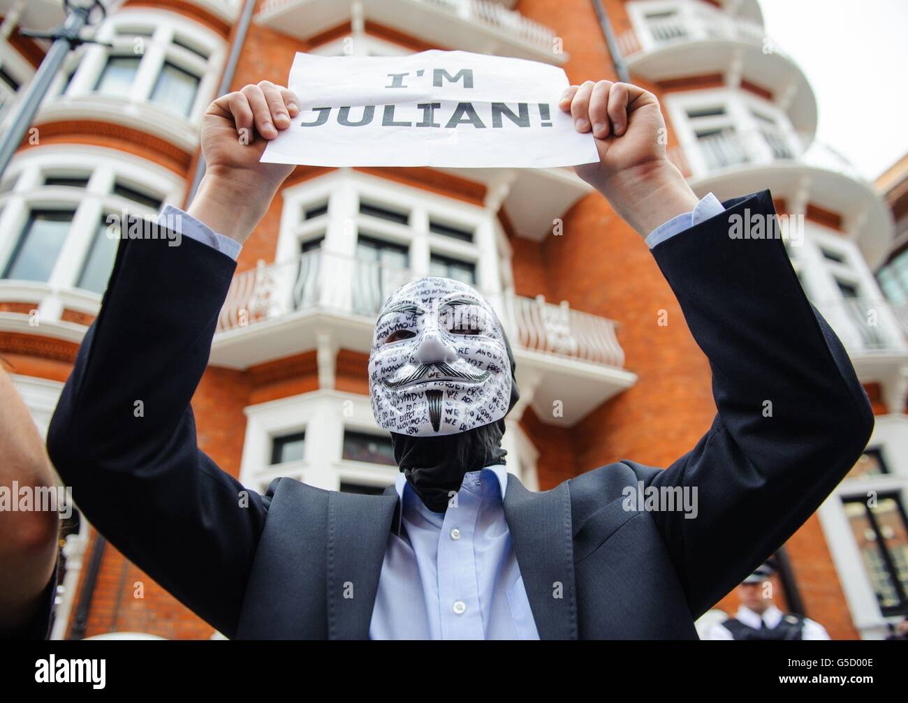 Un supporter masqué de Julian Assange devant l'ambassade de l'Équateur à Knightsbridge, dans le centre de Londres, Alors que la dispute diplomatique entre le Royaume-Uni et l'Équateur à propos du fondateur de WikiLeaks, Julian Assange, s'est aggravée après que le Foreign Office a déclaré que le gouvernement chercherait à l'extrader même s'il obtient l'asile politique de la nation sud-américaine. Banque D'Images