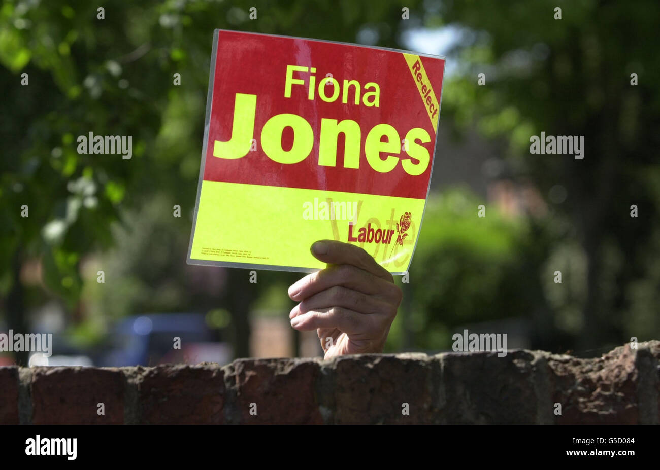 Un partisan travailliste fait connaître sa présence au club conservateur de Newark, Lincs, comme le leader conservateur William Hague parle aux partisans du parti.Le Labour et les Conservateurs se sont affrontés sur l’Europe et la fiscalité.* ...comme le premier ministre Tony Blair a cherché à faire revenir l'ordre du jour des élections aux services publics.Mais le dirigeant conservateur William Hague a insisté pour que l'Europe domine la journée, affirmant que la Commission européenne prévoyait d'harmoniser les taux d'imposition nationaux et pourrait forcer le Royaume-Uni à mettre fin à la TVA zéro sur des articles tels que la nourriture et les vêtements pour enfants. Banque D'Images