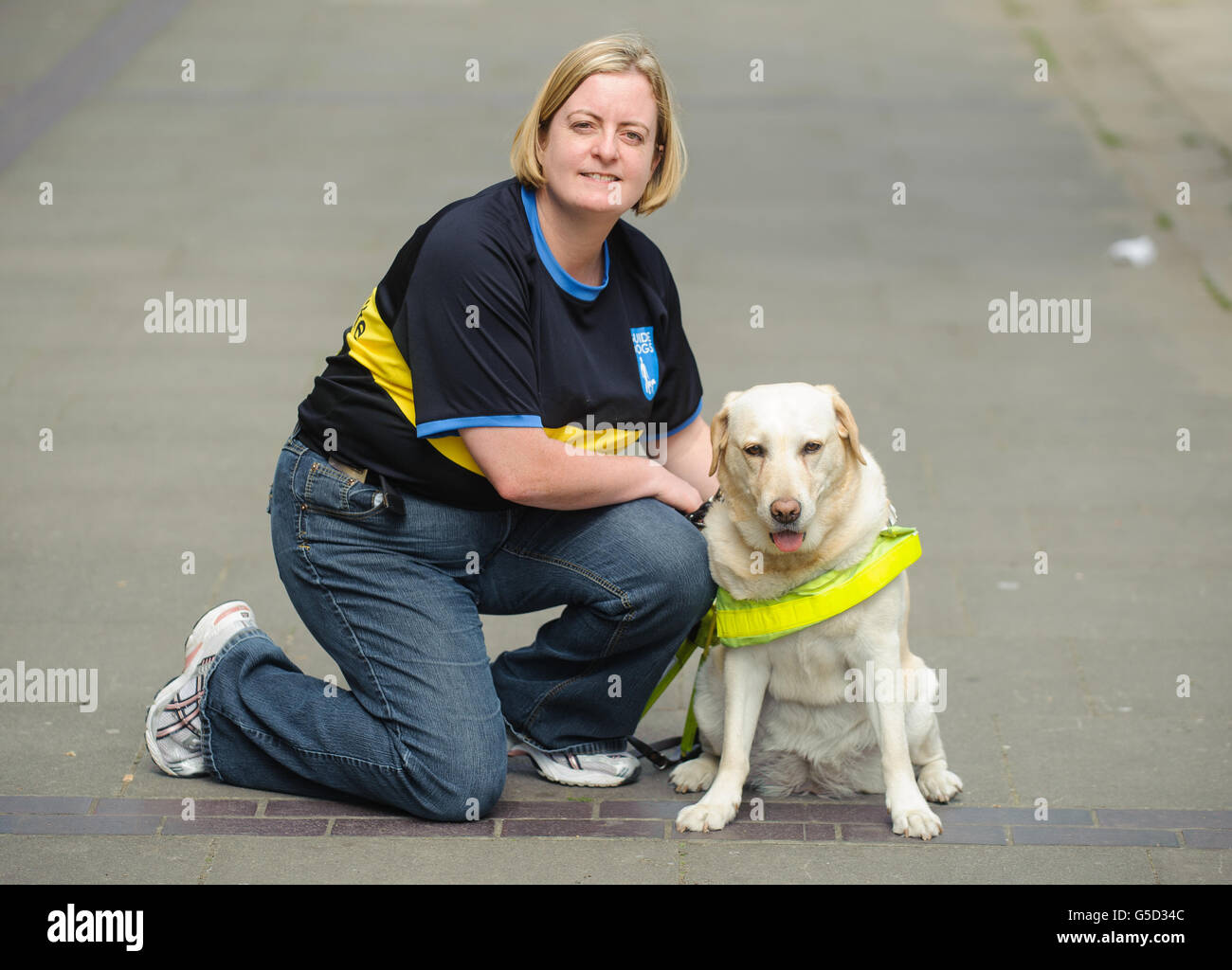 Theresa Robberts, membre de la première équipe de cricket des femmes aveugles du Royaume-Uni, qui transportera la torche paralympique à travers Londres, avec le chien-guide Rikki. Banque D'Images