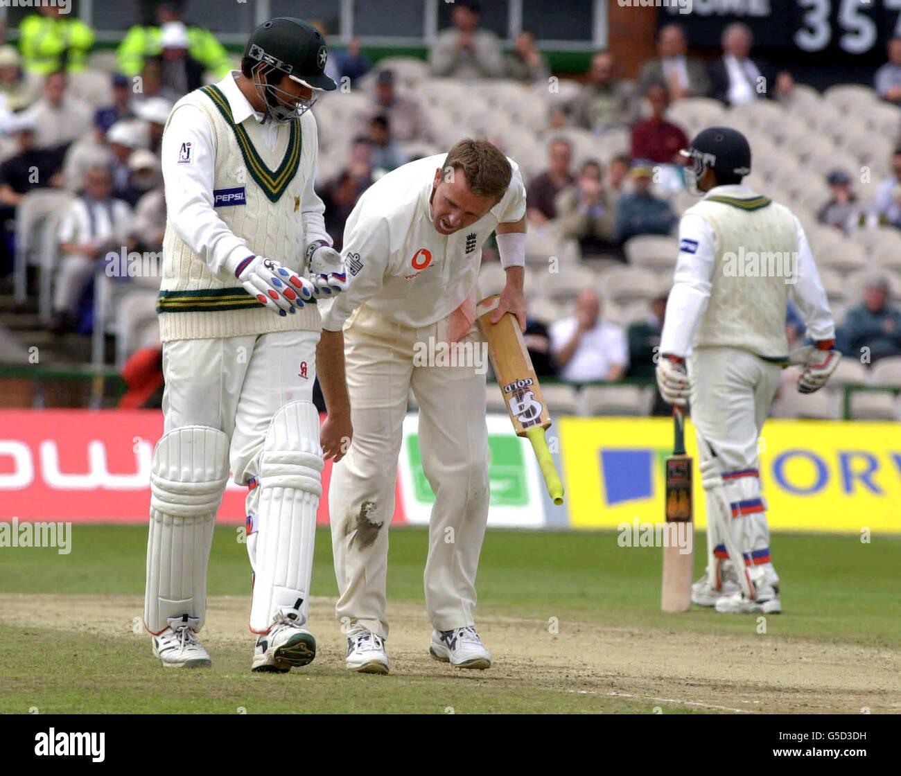 Dominic Cork (au centre), le batteur d'Angleterre, retire la chauve-souris du batteur pakistanais Inzamam ul Haq au cours du quatrième jour du deuxième test Npower à Old Trafford, Manchester Banque D'Images