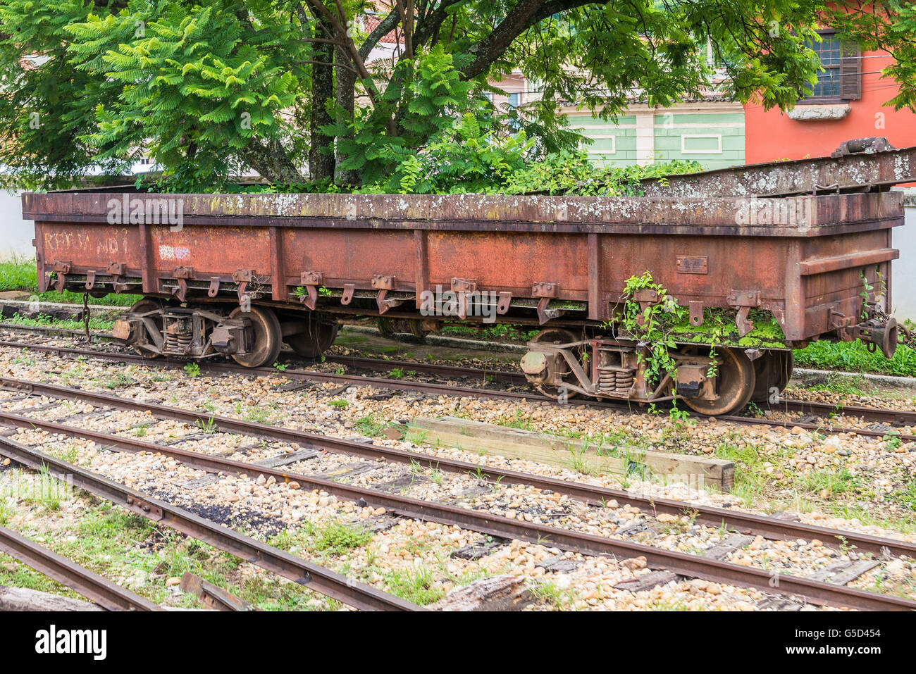 La fumée peut vieux wagon désactivé à la gare de Sao Joao del Rey, une ville du patrimoine mondial de l'époque coloniale. Banque D'Images
