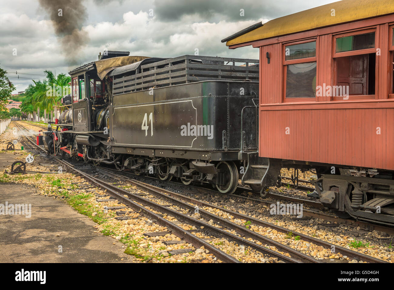 Vieux peut fumer (Maria Fumaca) train à Saint John del Rei, une ville historique. Banque D'Images