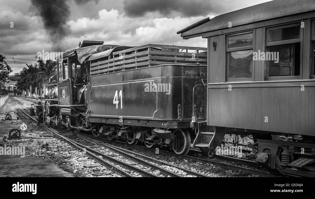 Vieux peut fumer (Maria Fumaca) train à Saint John del Rei, une ville historique. Banque D'Images