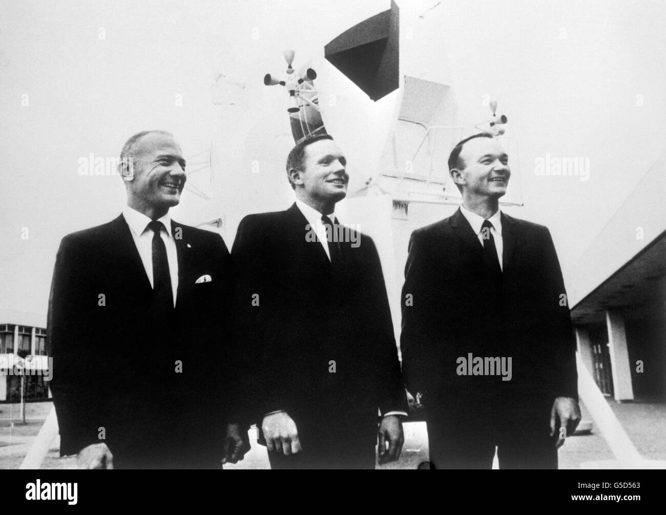 Des hommes d'équipage pour le vol Apollo 11 posent au centre spatial habité de Houston, Texas, devant une maquette de l'engin qui devrait transporter deux d'entre eux à la surface de la Lune. De gauche à droite; le colonel Edwin 'Buzz' Aldrin de la Force aérienne américaine; Neil Armstrong, le civil qui commandera la mission, et le lieutenant-colonel Michael Collins, qui restera dans la capsule en orbite lunaire pendant la tentative d'atterrissage. Banque D'Images