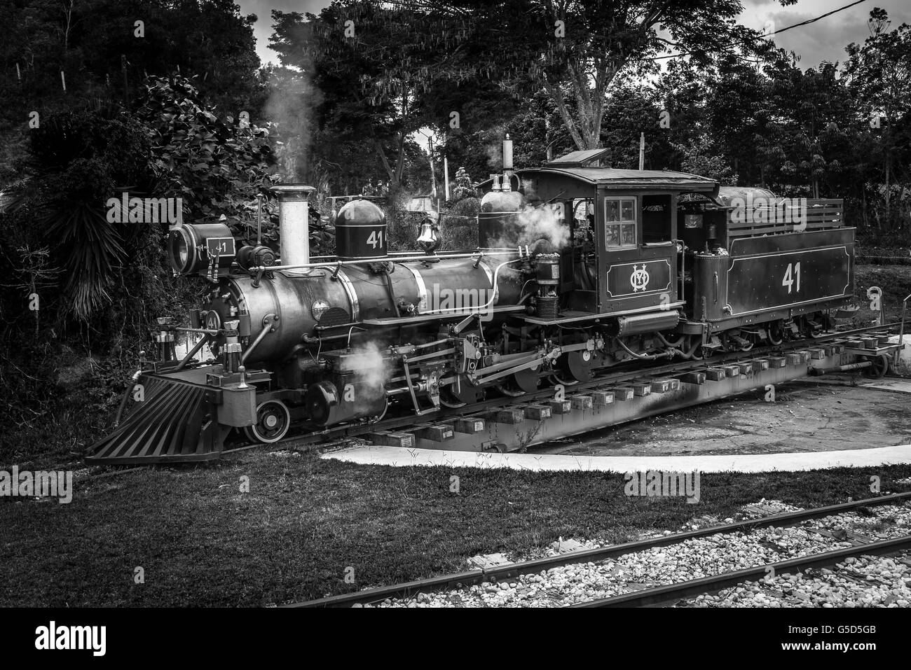 Vieille fumée peut former à Tiradentes, une ville du patrimoine mondial de l'époque coloniale. Le train debout sur un commutateur rotatif, utilisé pour maneu Banque D'Images
