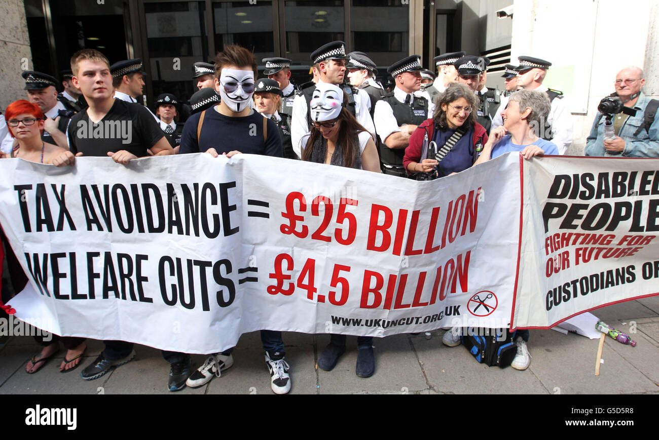 Des manifestants à l'extérieur des bureaux du ministère du travail et des pensions dans le centre de Londres protestent contre des modifications aux règles relatives aux prestations d'invalidité. Banque D'Images