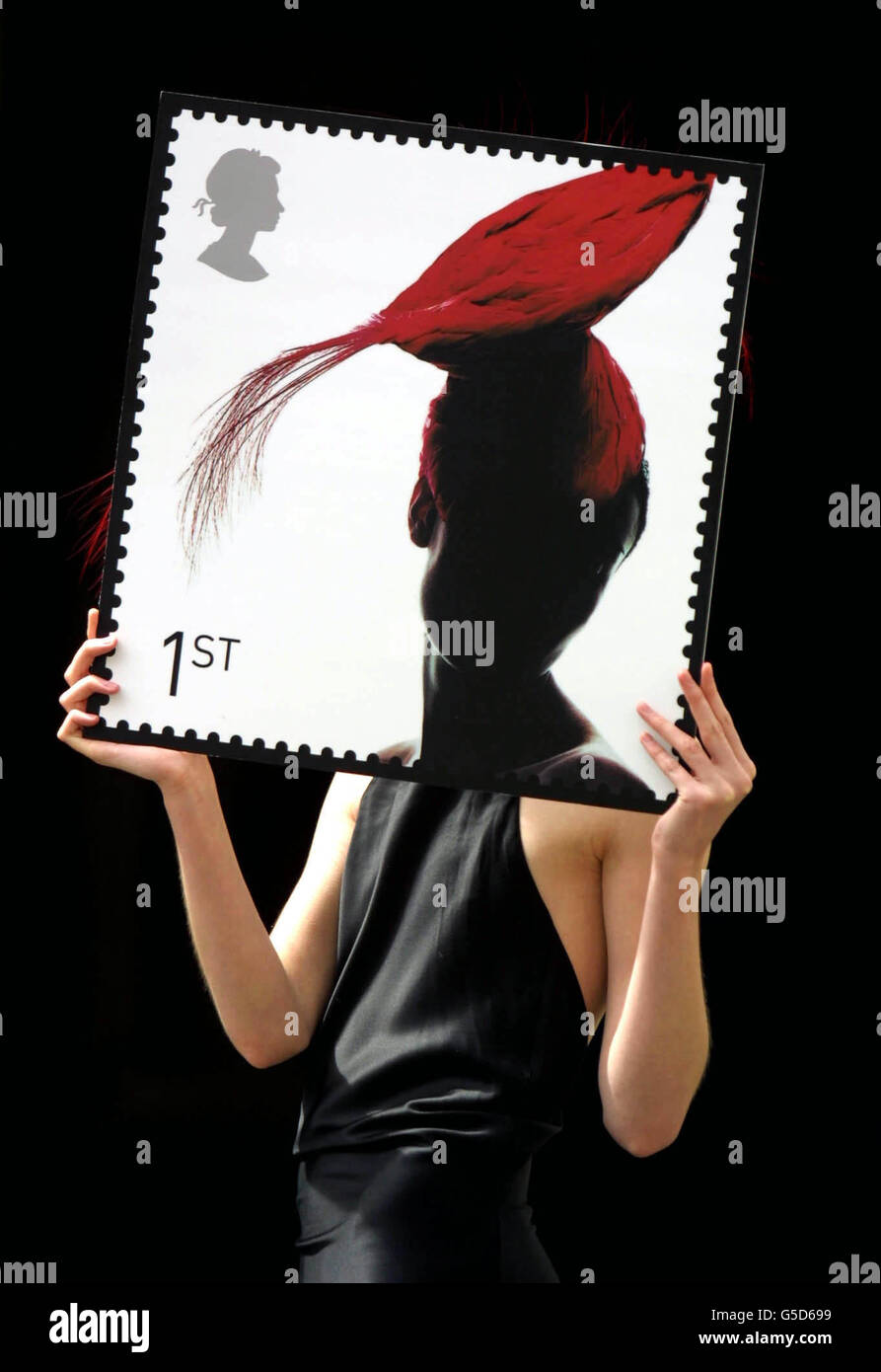 Modèle Erin O'Connor de l'agence modèles 1, à Londres avec le nouveau timbre Royal Mail. Erin a été choisi comme la face silhouettée qui est utilisée sur le timbre marquant la rencontre de la course de chevaux Royal Ascot. * les fabuleux timbres de Hats présentent le travail des milliners Philip Treacy, Dai Rees, PIP Hackett et Stephen Jones et seront publiés le 19/6/01 pour marquer le début de la réunion d'Ascot. Banque D'Images