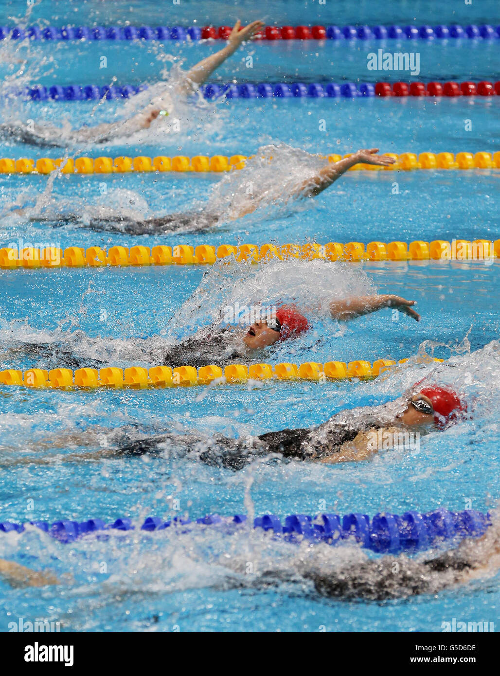 Jessica-Jane Applegate (en bas) et Chloe Davies (ci-dessus) en Grande-Bretagne pendant le coup de dos de 100m féminin - S14 au Centre aquatique de Londres. Banque D'Images