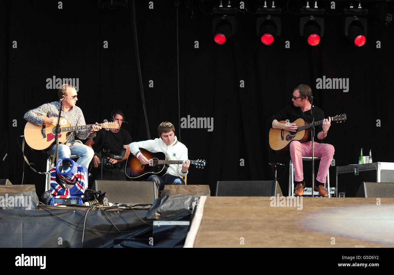 Steve Craddock (à gauche) et Simon Fowler (à droite) de Ocean Color Scene sont rejoints sur scène par l'acteur James Buckley lorsqu'ils se produit au BT London Live, une série de concerts en plein air pour célébrer les Jeux olympiques et paralympiques, à Hyde Park, dans le centre de Londres. Banque D'Images