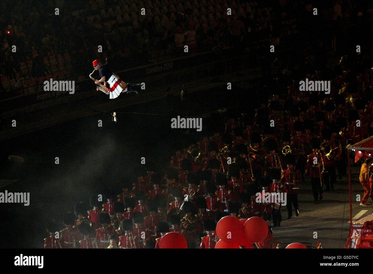 Un saxophoniste est suspendu en plein air pendant la cérémonie de clôture au stade olympique, le dernier jour des Jeux Olympiques de Londres 2012. Banque D'Images