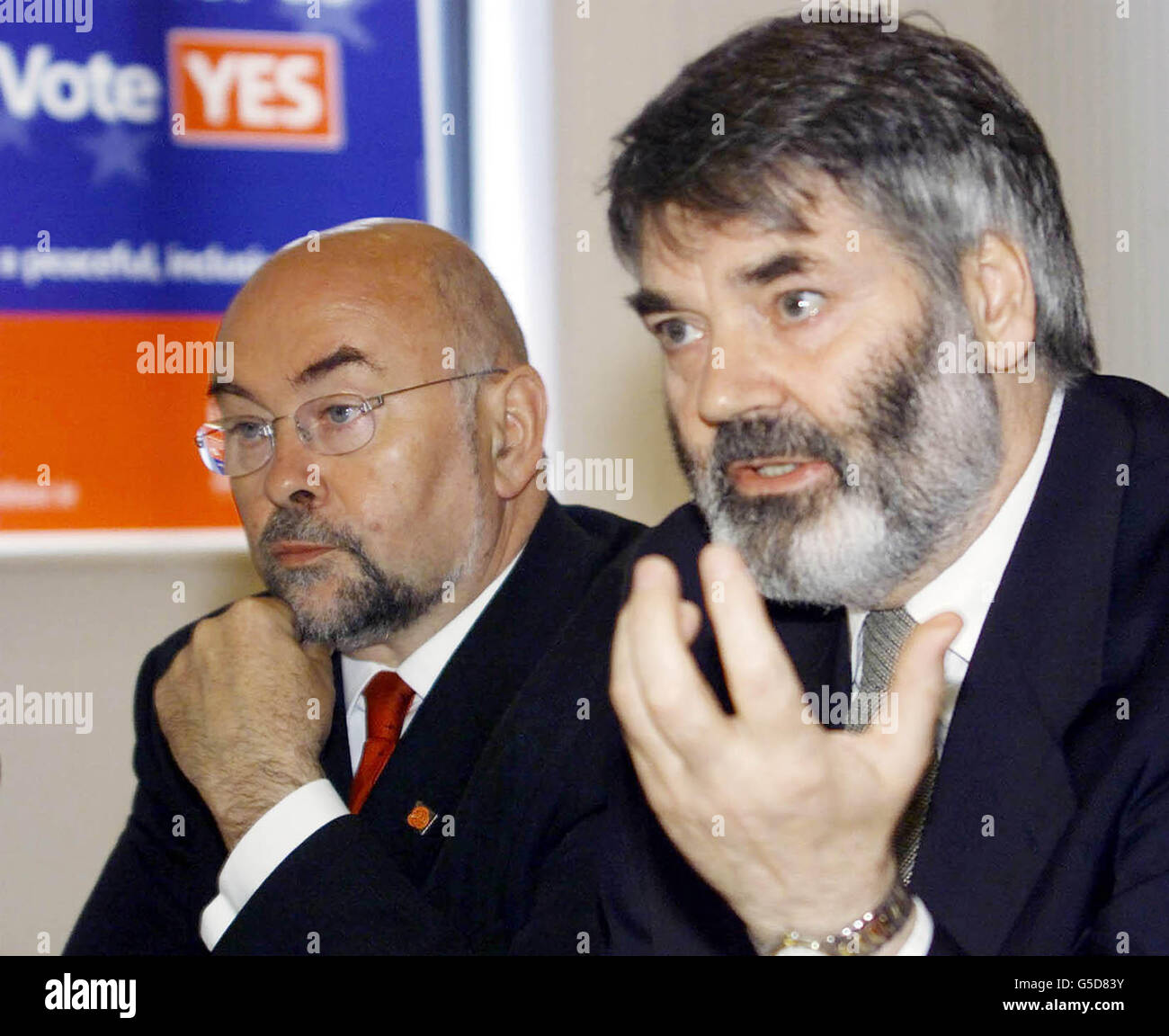 Ruairi Quinn (à gauche), dirigeant irlandais du Parti travailliste, et Proinaias de Rossa, président du Parti, lors du lancement de la campagne du parti pour un « oui » lors du prochain référendum du 7 juin sur le traité de Nice, à Dublin. * le traité, qui ouvre la voie à l'élargissement de l'UE dans l'ancien bloc communiste, est soutenu par les trois plus grands partis politiques irlandais. Banque D'Images