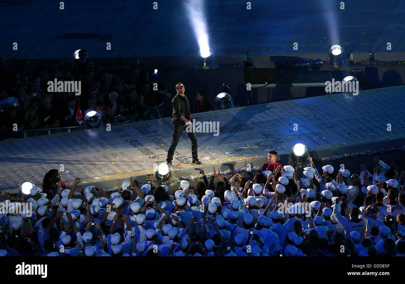 George Michael se produit lors de la cérémonie de clôture des Jeux Olympiques de Londres 2012 au stade olympique de Londres. PHOTO DE L'ASSOCIATION RESS. Date de la photo: Dimanche 12 août 2012. Voir PA Story Jeux olympiques . Le crédit photo devrait se lire comme suit : David Davies/PA Wire. Banque D'Images