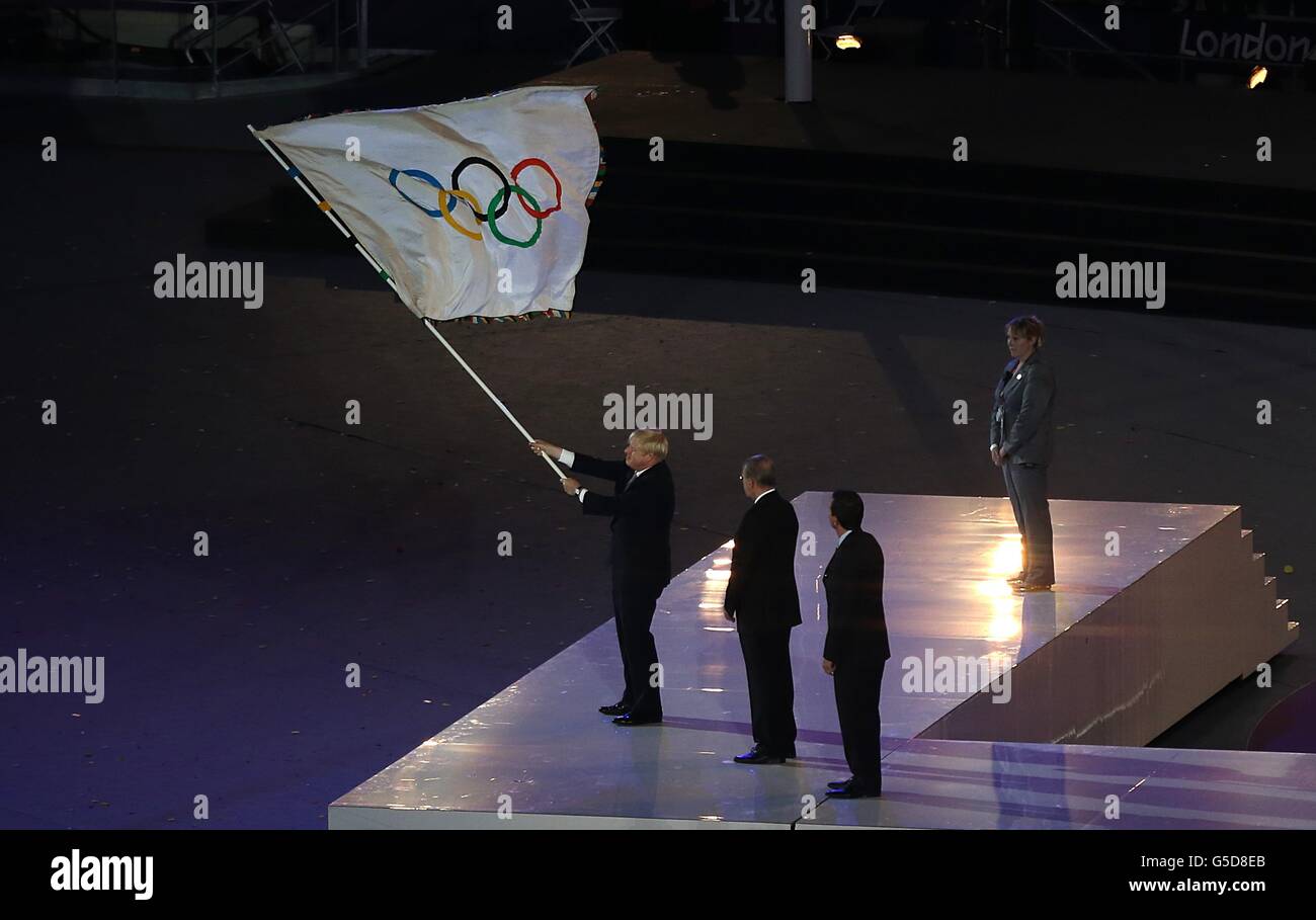 Le maire de Londres Boris Johnson (à gauche) remet le drapeau olympique au président du CIO, Rogges (au centre), qui le transmet à Eduardo Paes, maire de Rio de Janeiro lors de la cérémonie de clôture des Jeux Olympiques de Londres 2012 au stade olympique de Londres. PHOTO DE L'ASSOCIATION RESS. Date de la photo: Dimanche 12 août 2012. Voir PA Story Jeux olympiques . Le crédit photo devrait se lire comme suit : David Davies/PA Wire. Banque D'Images