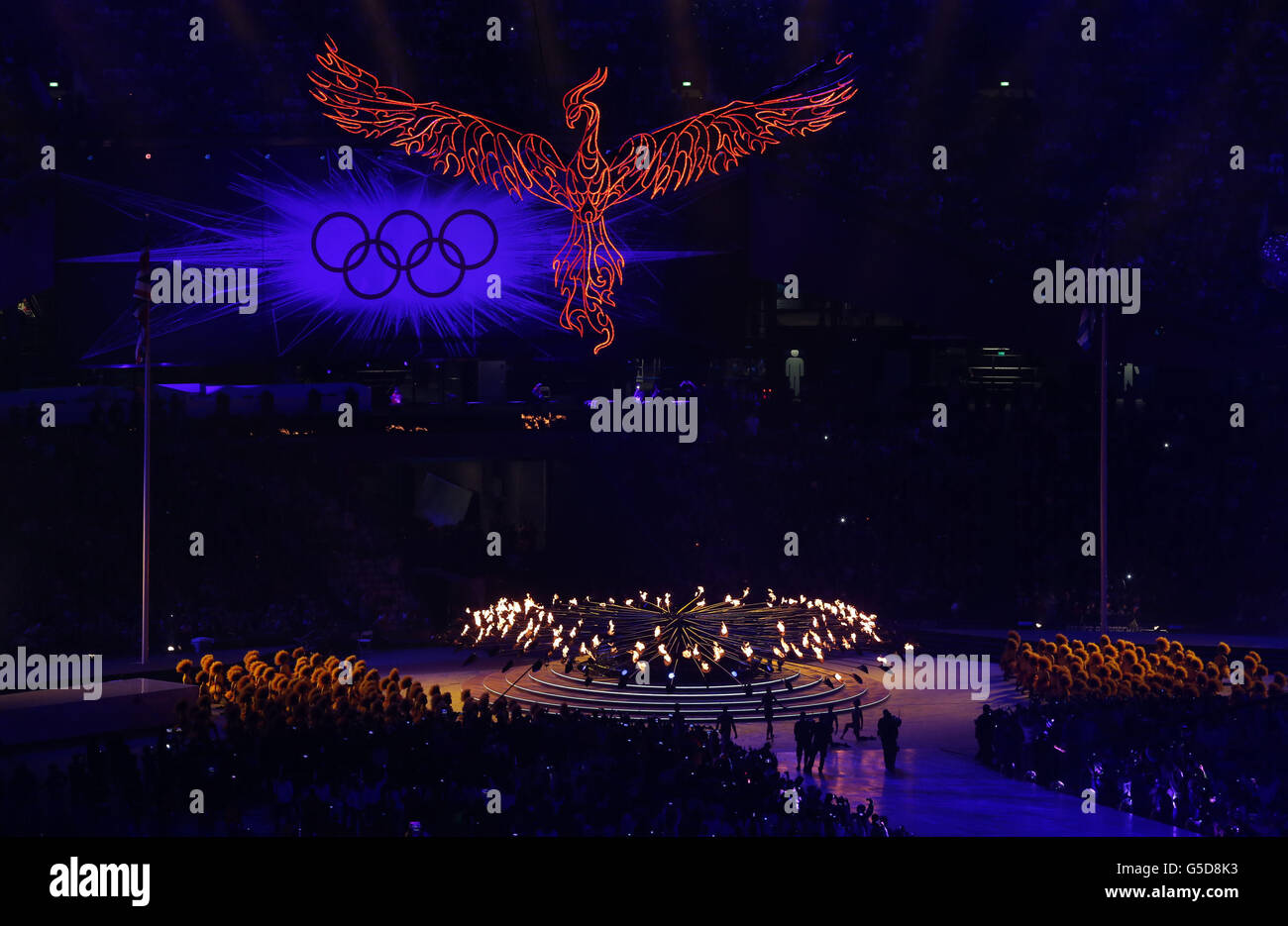 La flamme olympique est éteinte lors de la cérémonie de clôture des Jeux Olympiques de Londres en 2012 au stade olympique de Londres. Banque D'Images
