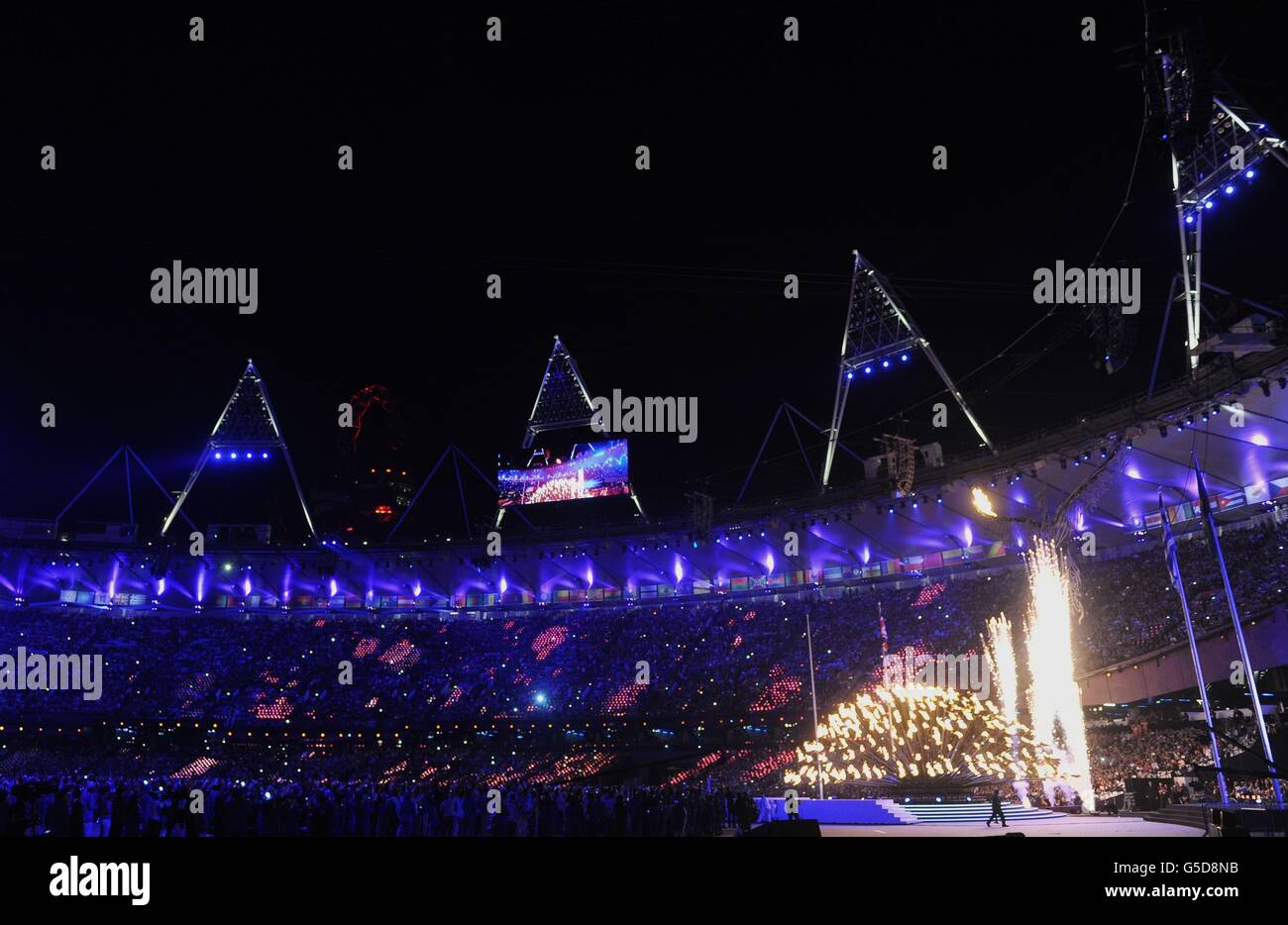 La flamme olympique est éteinte lors de la cérémonie de clôture des Jeux Olympiques de Londres 2012, à Londres Banque D'Images