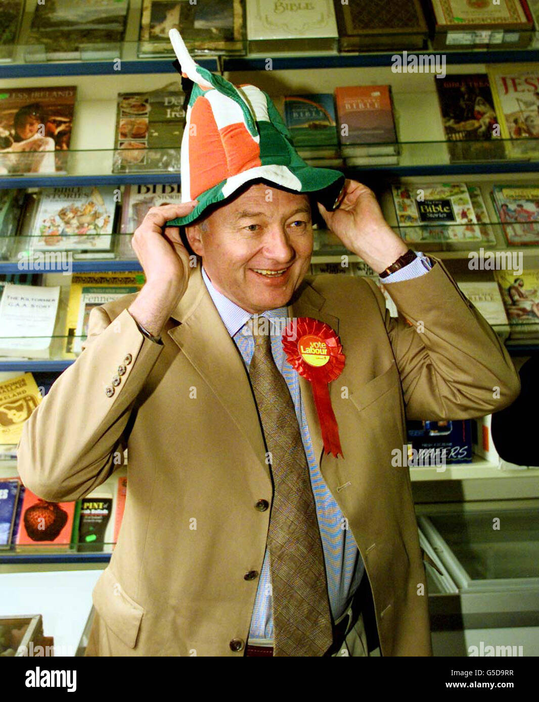 Le maire de Londres Ken Livingstone essaie un chapeau de fantaisie à Wealdstone, Londres. Livingstone est intervenu sur la piste de campagne pour soutenir les candidats travaillistes, même s'ils restent expulsés du parti. Le maire de Londres brigue six sièges marginaux. * étant combattu par des amis, dont certains ont aidé en coulisses à soutenir les discussions entre le commissaire aux transports Bob Kiley et le gouvernement sur le tube. Banque D'Images