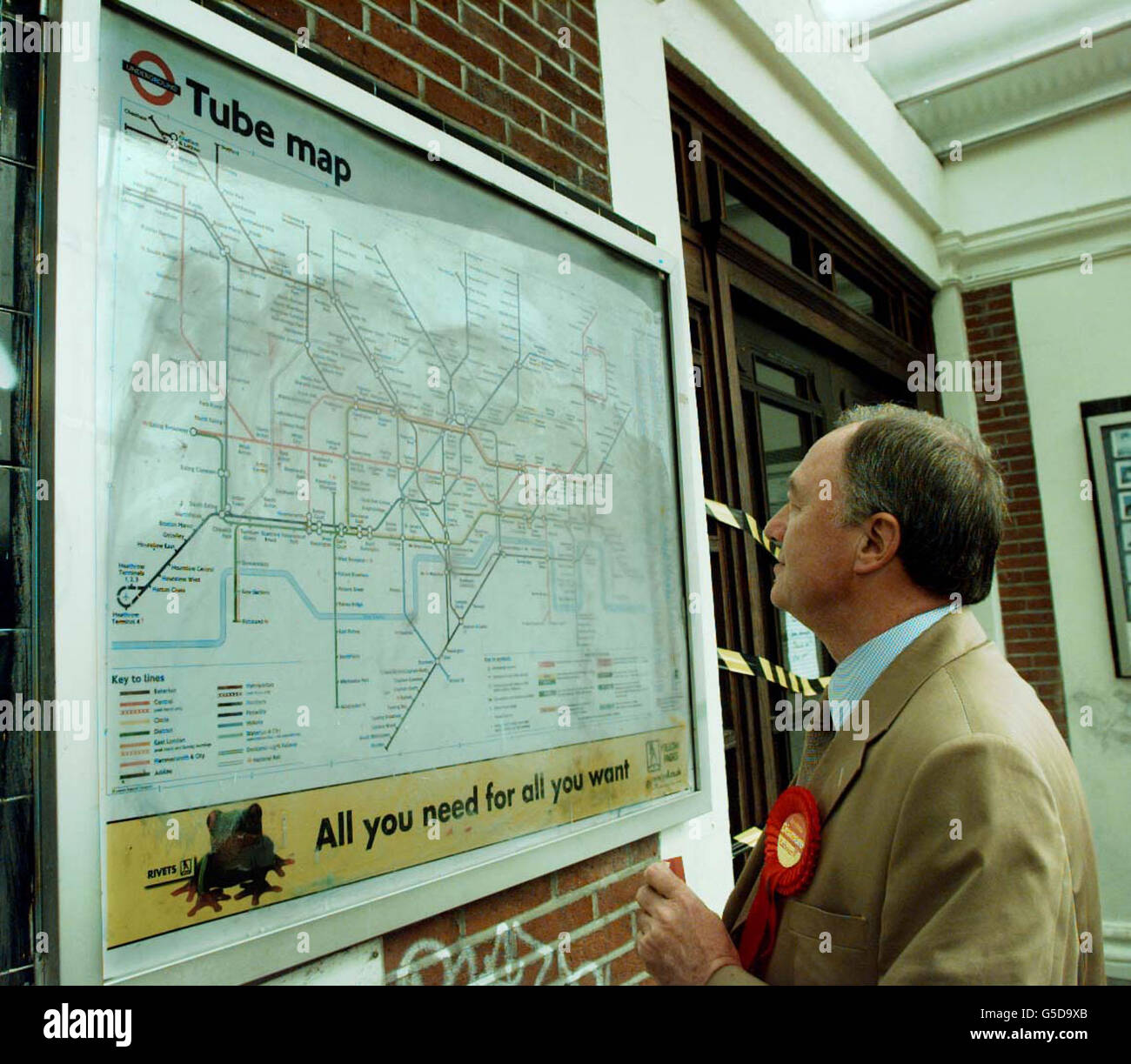 Le maire de Londres Ken Livingstone examine une carte souterraine à la station de métro Burnt Oak, dans le nord de Londres.Livingstone est intervenu sur la piste de campagne pour soutenir les candidats travaillistes, même s'ils restent expulsés du parti.* le maire de Londres est en train de démarcher dans six sièges marginaux en étant combattu par des amis, dont certains ont aidé dans les coulisses à soutenir les discussions entre le commissaire aux transports Bob Kiley et le gouvernement sur le tube. Banque D'Images