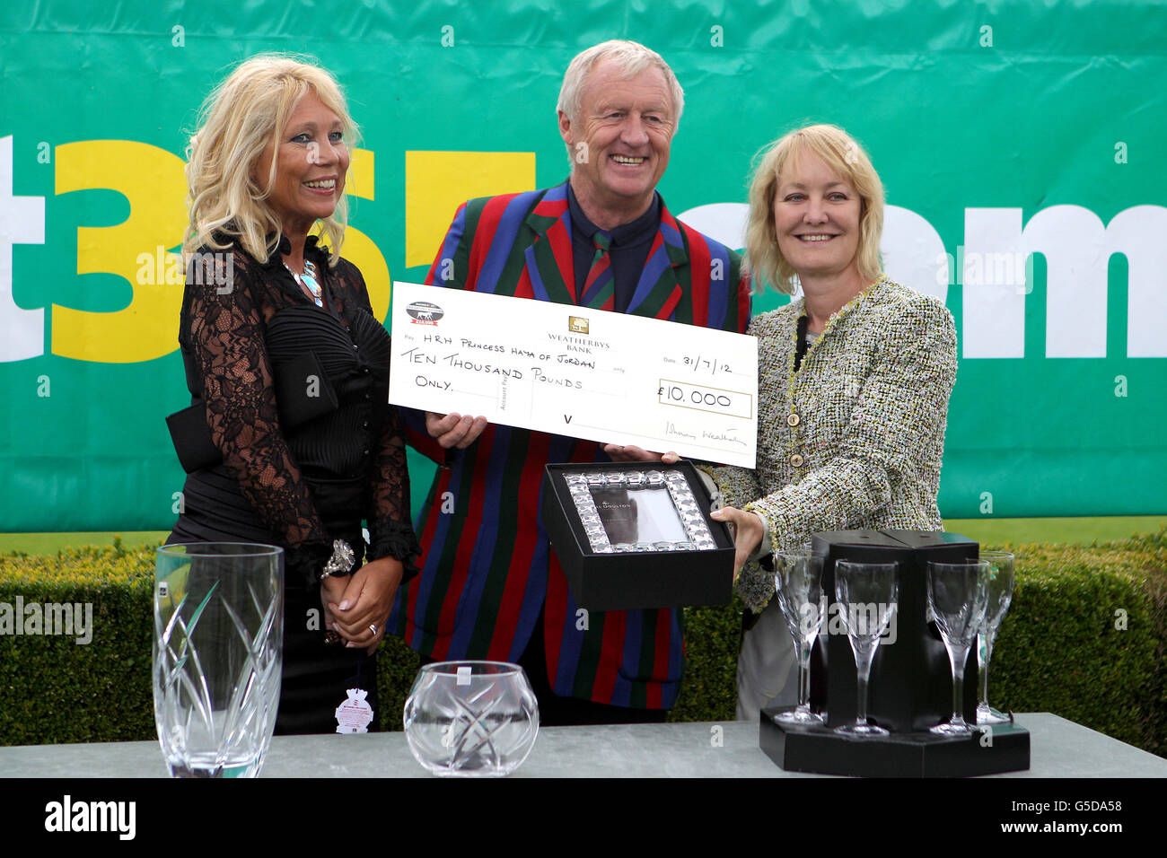 Chris Tarrant (au centre) présente un chèque à un représentant de la princesse Haya de Jordanie après la victoire de Blessington dans le Casino à bet365 E.b.F. Piquets de jeune fille Banque D'Images