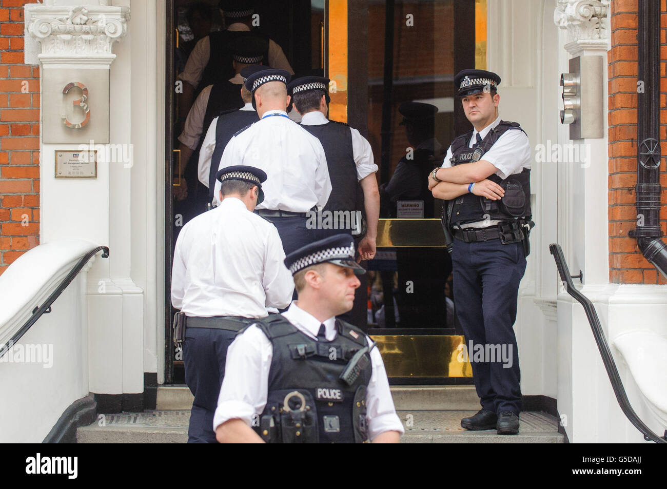 Des policiers à l'extérieur de l'ambassade d'Équateur à Knightsbridge, dans le centre de Londres, tandis que s'accentuait la dispute diplomatique entre le Royaume-Uni et l'Équateur à propos du fondateur de WikiLeaks, Julian Assange. Banque D'Images