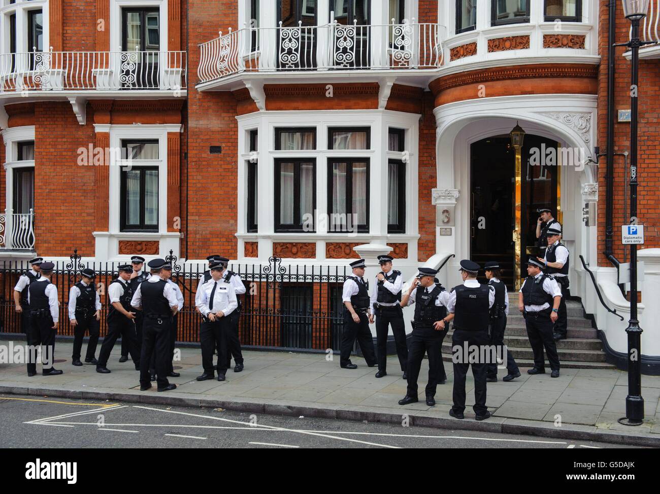 Des policiers à l'extérieur de l'ambassade d'Équateur à Knightsbridge, dans le centre de Londres, tandis que s'accentuait la dispute diplomatique entre le Royaume-Uni et l'Équateur à propos du fondateur de WikiLeaks, Julian Assange. Banque D'Images