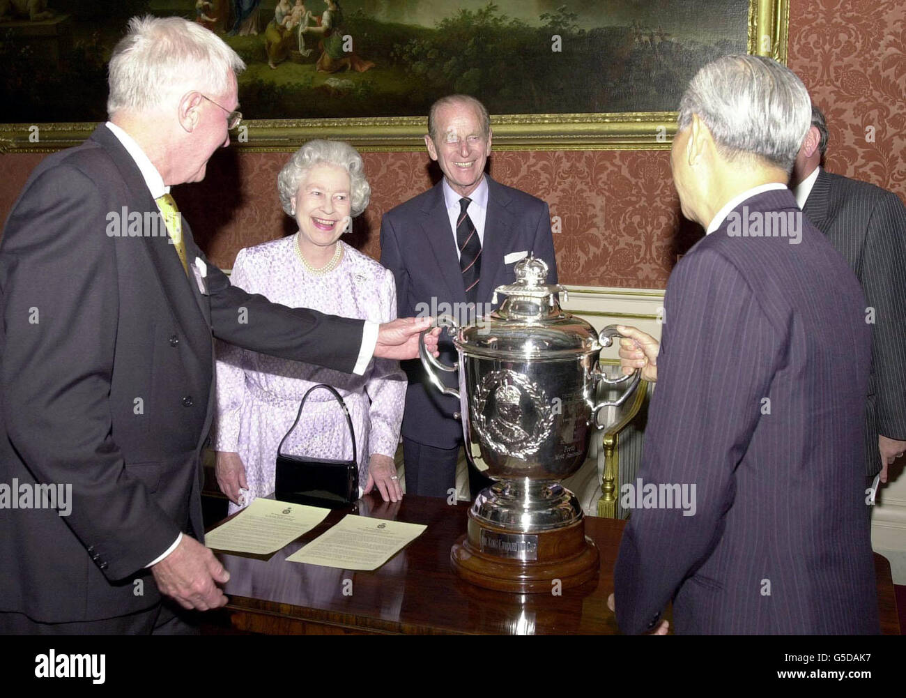 La reine Elizabeth II de Grande-Bretagne et le duc d'Édimbourg (au centre) avec le Dr Ian John Mackie (à gauche) d'Australie, et Dato Teoh Teik Lee de Malaisie, co-gagnants de la coupe du roi Edward VII pour sauver des vies, au Palais de Buckingham.*... les prix ont été décernés par la Société royale de sauvetage. Banque D'Images