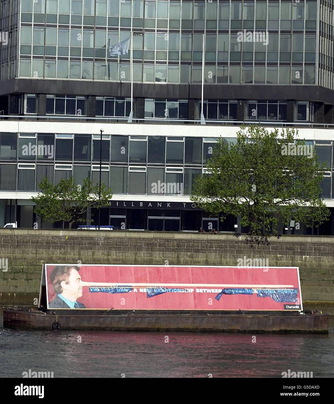 Une barge portant une publicité représentant le Premier Ministre Tony Blair comme personnage de conte de fées Pinocchio est dévoilée devant le siège du Parti travailliste à Millbank à Londres. Payé par le groupe de campagne pro-démocratique Charter 88, l'affiche est la plus grande publicité de campagne du Royaume-Uni. *il vise à persuader M. Blair de réengager les peuples dans la démocratie. LA PUBLICITÉ SE LIT COMME SUIT : « NOUS AURONS UNE NOUVELLE RELATION ENTRE LE GOUVERNEMENT ET LES GENS. » Banque D'Images