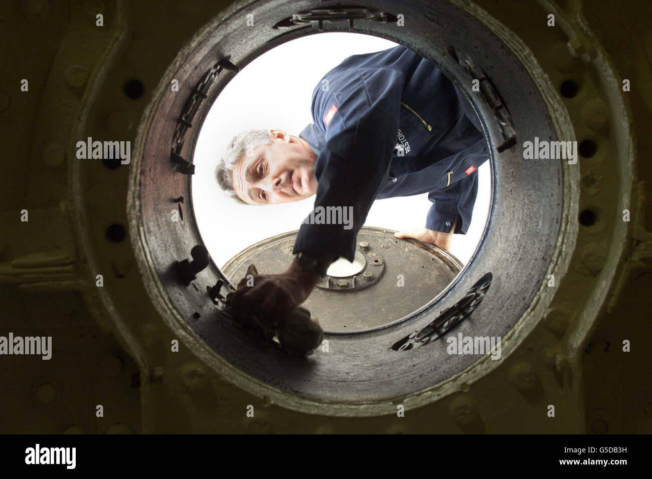 Le conservateur Chris Ready donne un polissage final à Holland One, le premier sous-marin de la Royal Navy, lancé à l'origine en 1901.*pour commémorer le centenaire du service silencieux, la comtesse Mountbatten de Birmanie a relancé le célèbre sous-marin dans sa nouvelle maison du Musée sous-marin de la Marine royale, à Gosprt, Hampshire. Banque D'Images