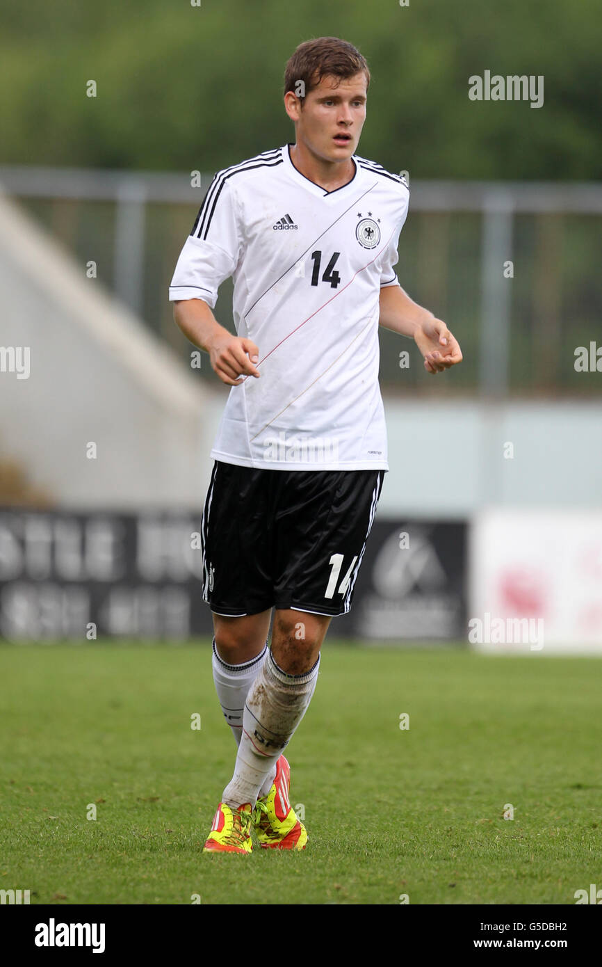 Football - International Challenge Match - Scotland U19 / Germany U19 - The Falkirk Stadium. Matthias Strohmaier, Allemagne Banque D'Images Football - International Challenge Match - Scotland U19 / Germany U19 - The Falkirk Stadium. Matthias Strohmaier, Allemagne Banque D'Images