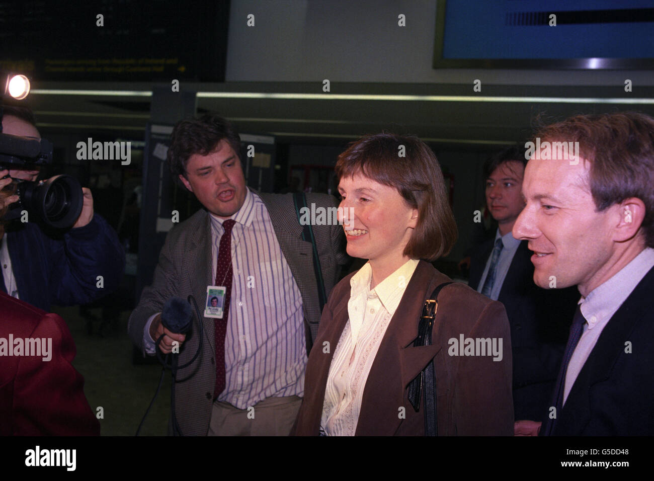 La première astronaute britannique Helen Sharman et son collègue le Major Tim Mace arrivent de Moscou à l'aéroport d'Heathrow. Banque D'Images