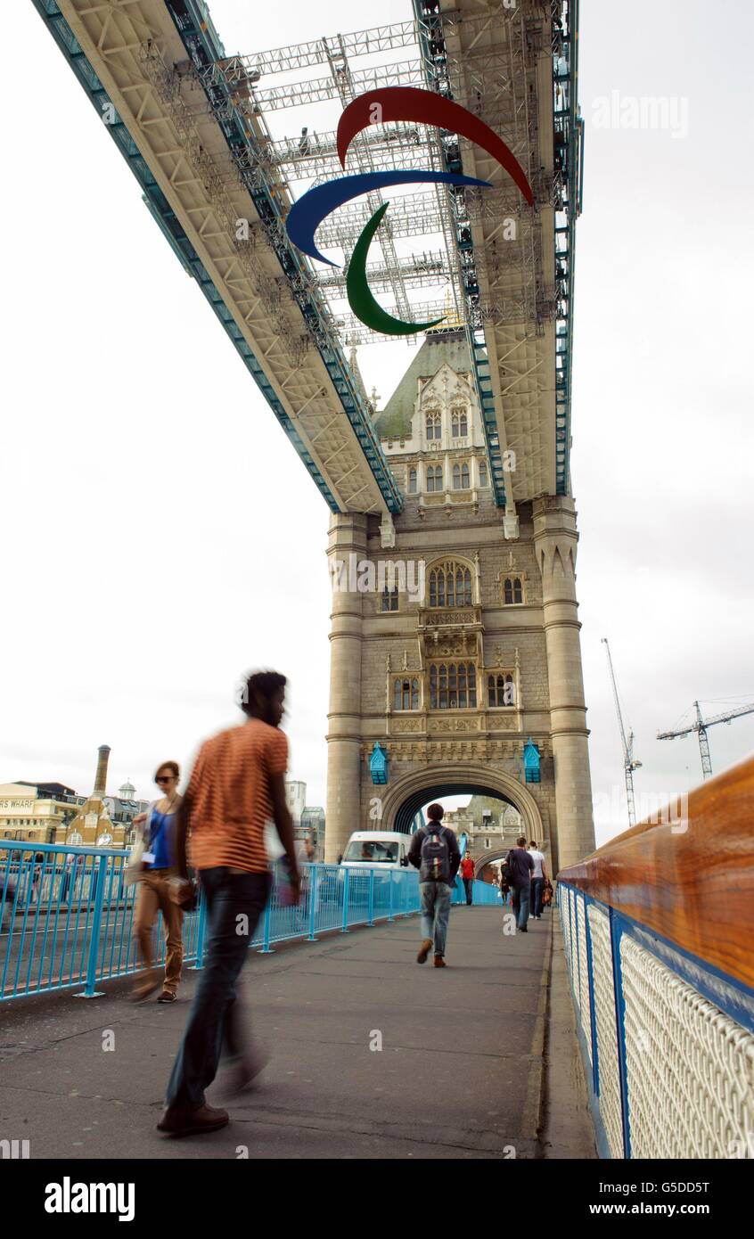 Le symbole officiel des Jeux paralympiques de 2012, connu sous le nom d'Agitos, est suspendu de Tower Bridge, dans le centre de Londres, avant son dévoilement officiel le 24 2012 août. Banque D'Images