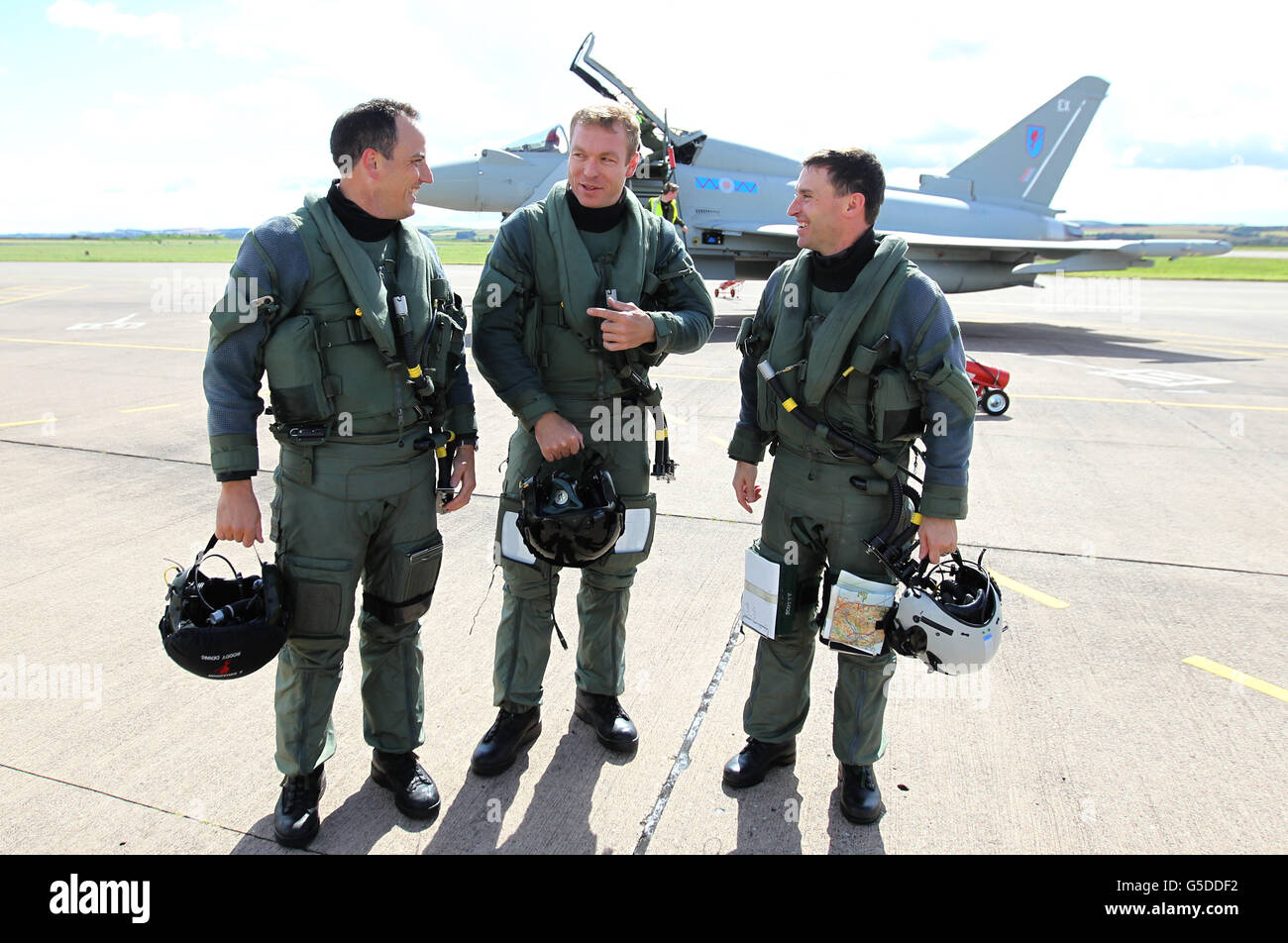 Sir Chris Hoy (au centre) avec le commandant de l’escadre Roddy Dennis (à gauche) et le chef de l’escadron Scott Loughran (pilote d’affichage du typhon) après être retourné à la base après avoir volé un avion FGR4 du typhon à la RAF Leuchars avec l’escadron 6. Banque D'Images