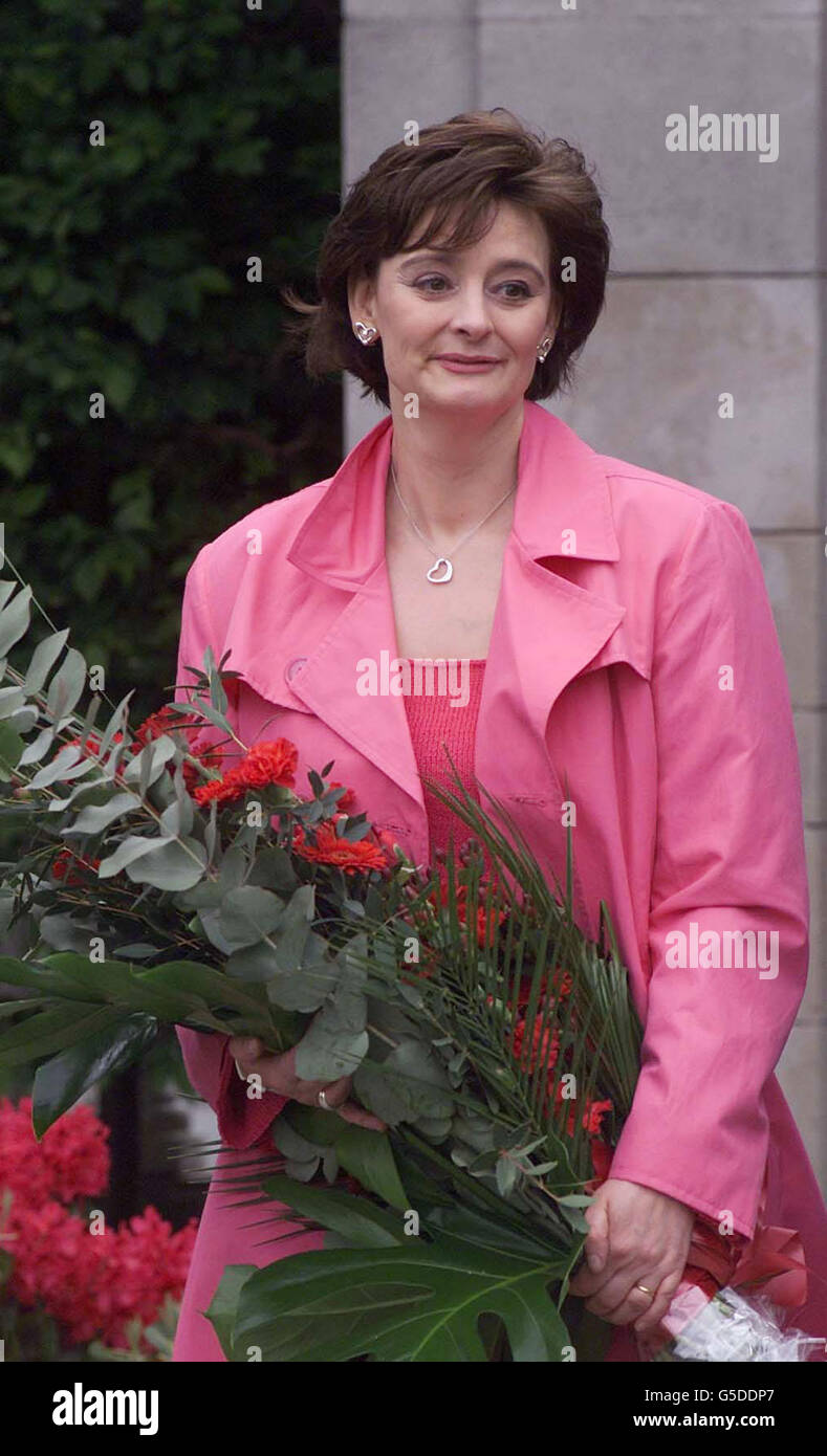 L'épouse du Premier Ministre, Cherie Blair, dépose quelques fleurs à un mémorial Hillsbrough dans les jardins de Hulme Hall, Port Sunlight, Merseyside où son mari a prononcé un discours devant les membres du Parti travailliste. * M. Blair s'est félicité du changement de la campagne électorale des conservateurs de l'Europe vers les services publics, alors qu'il a lancé un nouvel appel pour plus de temps afin de stimuler les investissements dans les écoles et les hôpitaux. Banque D'Images