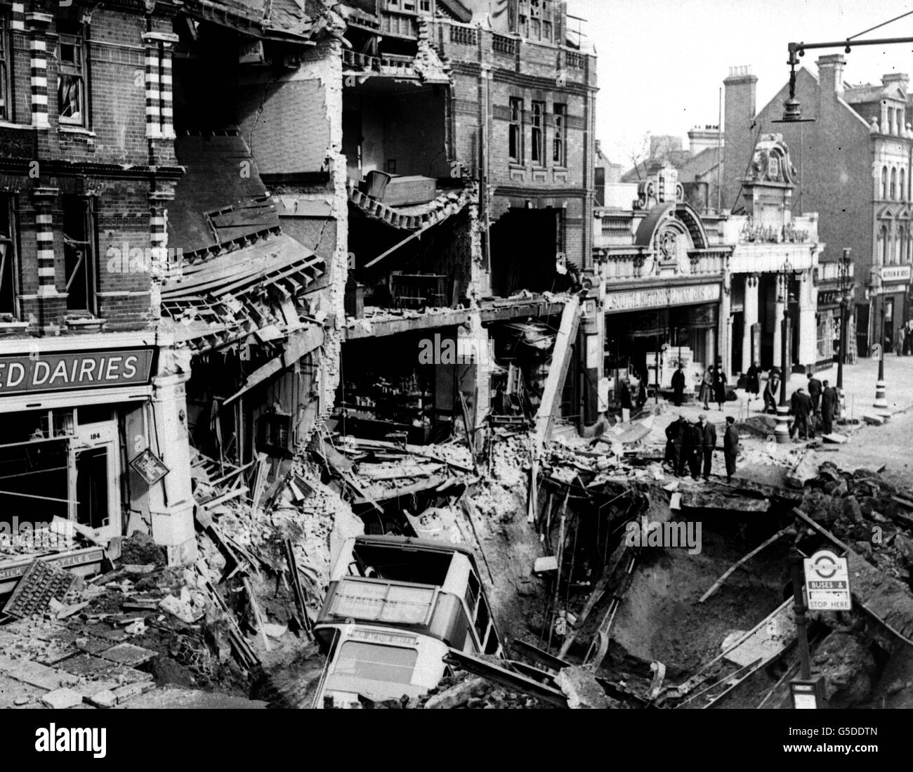 Cratère de bombe en bus : octobre 1940. Banque D'Images