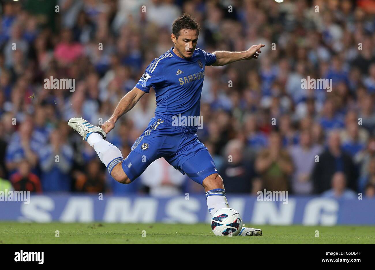 Soccer - Barclays Premier League - Chelsea v Reading - Stamford Bridge.Frank Lampard, de Chelsea, marque son premier but du jeu à partir de la zone de pénalité Banque D'Images