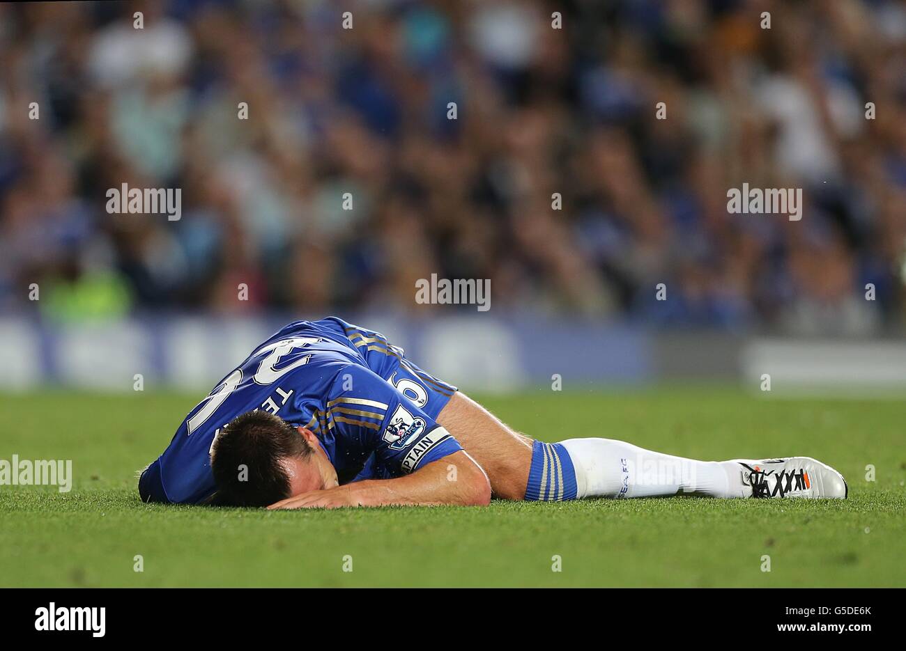 Soccer - Barclays Premier League - Chelsea v Reading - Stamford Bridge.John Terry, de Chelsea, est blessé sur le terrain après une lourde chute Banque D'Images