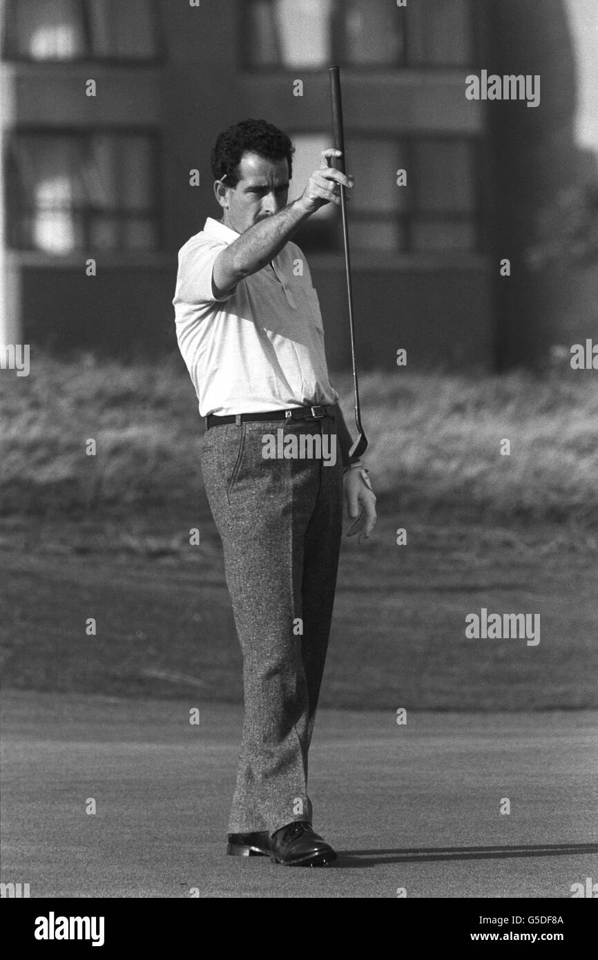 Golf - Dunhill Nations Cup - St Andrews.Le golfeur écossais Sam Torrance fait la queue sur l'ancien parcours de St Andrews pendant son match avec Federico German du Brésil. Banque D'Images