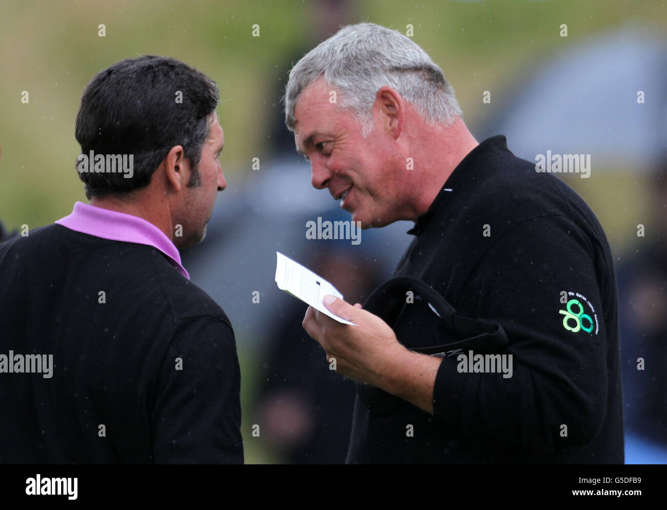 José Maria Olazabel, capitaine de la Ryder Cup (à gauche), discute avec Darren Clarke au cours du deuxième tour du deuxième jour du championnat Johnnie Walker 2012 au terrain de golf Gleneagles, dans le Perthshire. Banque D'Images