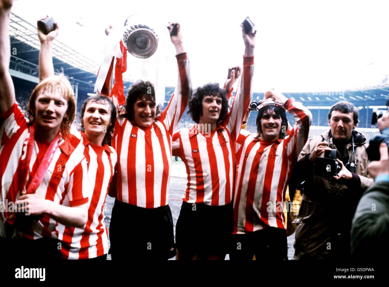 (L-R) Mick Horsfory de Sunderland, Dennis Tueart, Vic Halom, Richie Pitt et Billy Hughes célèbrent avec la coupe FA après leur victoire de 1 à 0 Banque D'Images