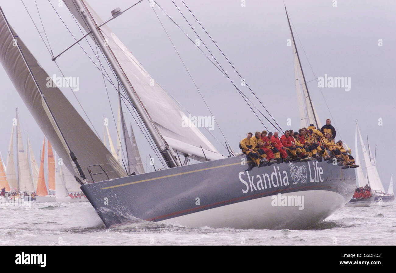 Skandia Life Leopard lors de la 65e course annuelle Hoya Round Island, au large de l'île de Wight, qui a écrasé le record du monocoque d'une heure et quatre minutes. *...1,735 Craft a pris part à la course de cette année, qui est la plus grande course de voile au monde impliquant des bateaux amateurs et professionnels de toutes tailles course dans le sens anti-horaire 50 milles nautiques autour de l'île pour le Gold Roman Bowl. Banque D'Images