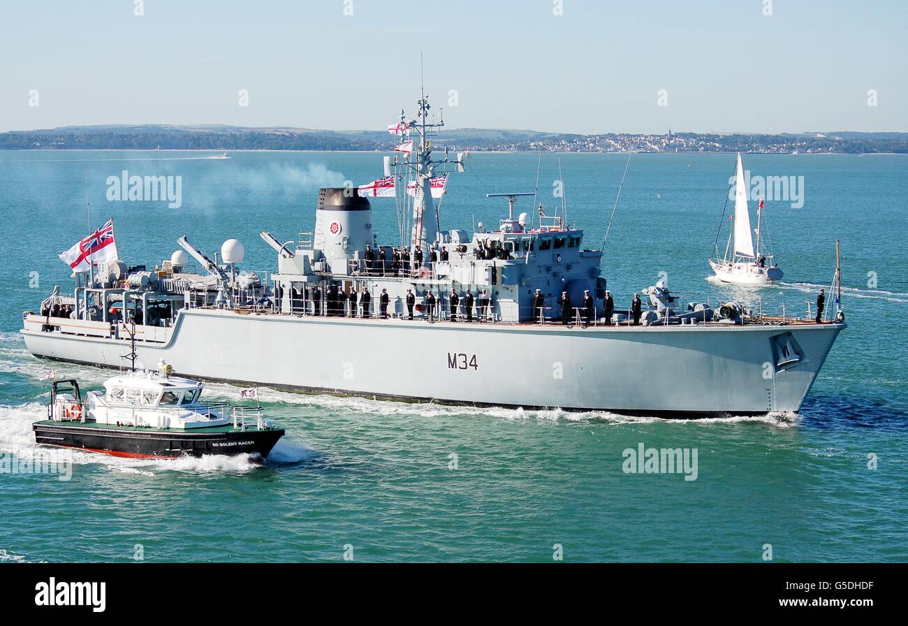 Le chasseur de mines de la Marine royale HMS Middleton navigue dans le port de Portsmouth après un déploiement de trois ans dans le golfe. Banque D'Images
