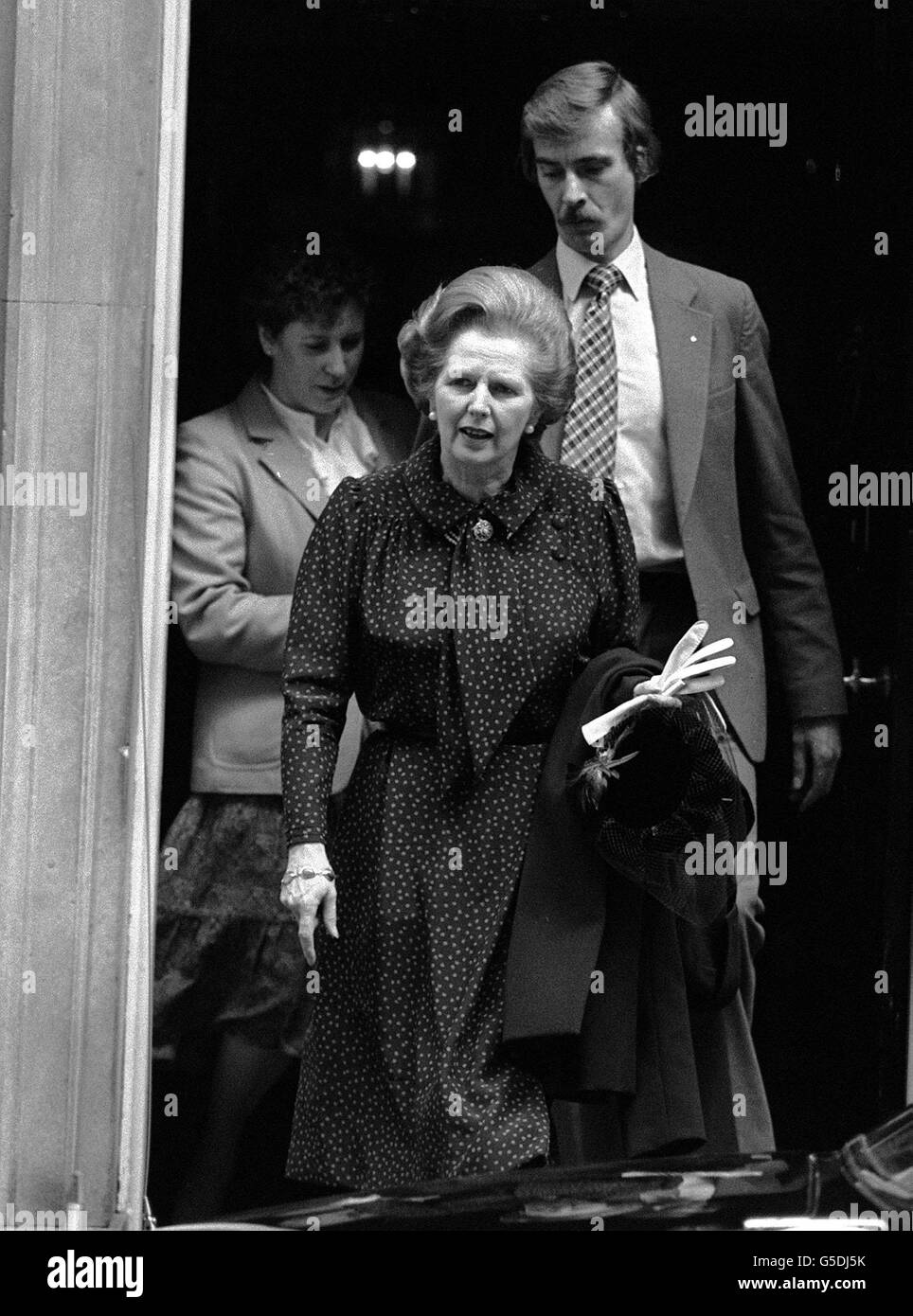 La première ministre Margaret Thatcher quitte le no 10 Downing Street, à Londres, avec son chapeau dans la main.Elle a fait une pause pour visiter sa circonscription de Finchley, dans le nord de Londres. Banque D'Images