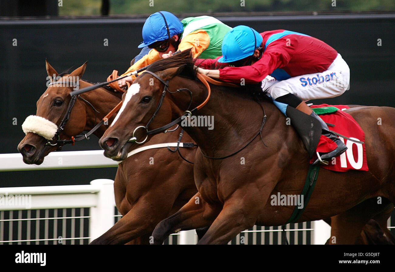 Richard Hughes passe Dank (à droite) après Paul Hanagan sur Lady's First pour gagner la Thoroughbred Breeders Association Atalanta Stakes à l'hippodrome de Sandown Park. Banque D'Images