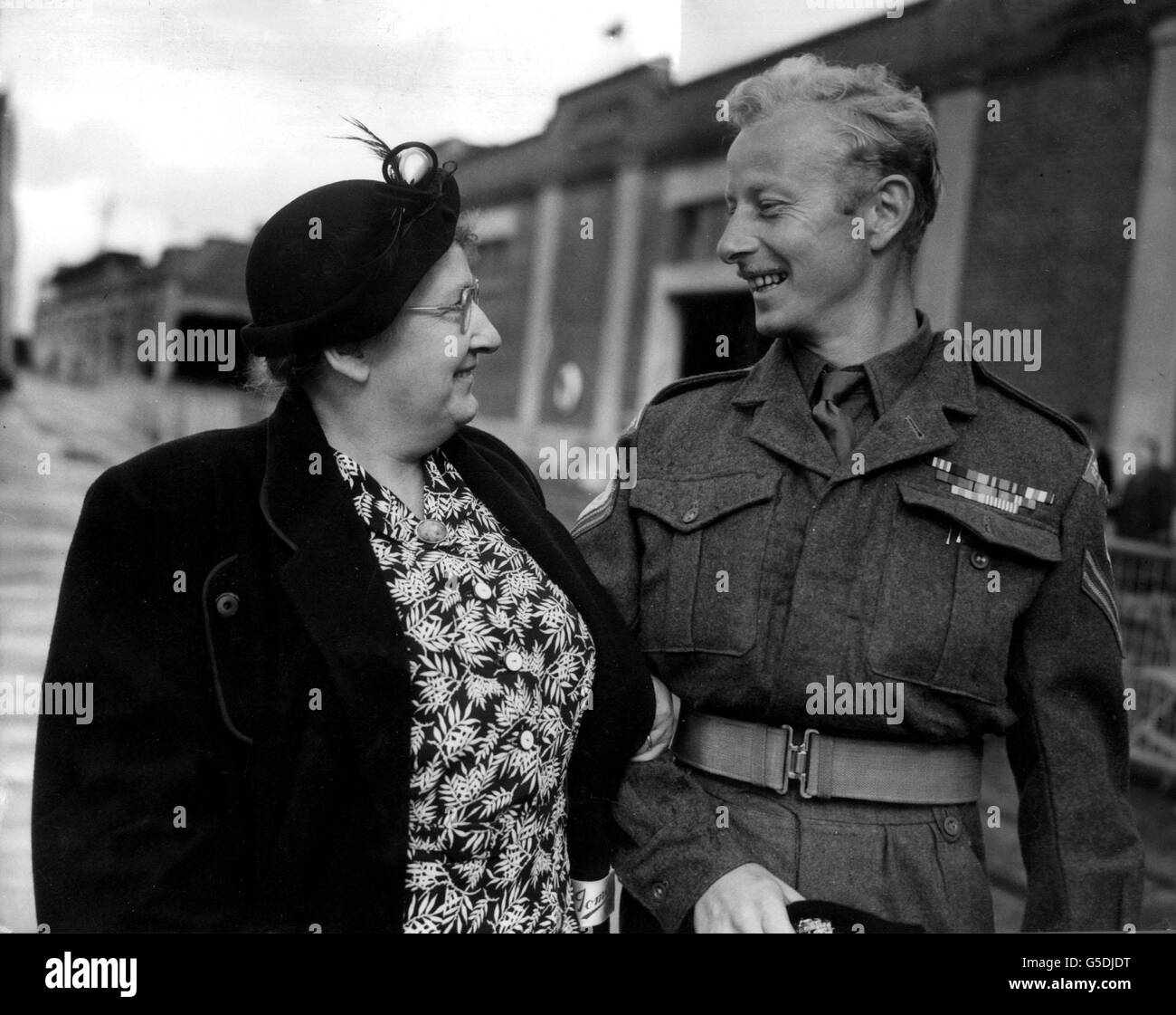 GLOSTERS GLORIEUX : Caporal Alfred Holdham, MM, du Gloucestershire Regiment, qui a été battu dans un camp de prison parce qu'il n'écoutait pas la propagande communiste. Il est avec sa mère, Elsie, qu'il a rencontré lorsqu'il a débarqué avec plus de 500 ex-prisonniers de guerre de Corée sur le trooper Asturies à Southampton. Banque D'Images